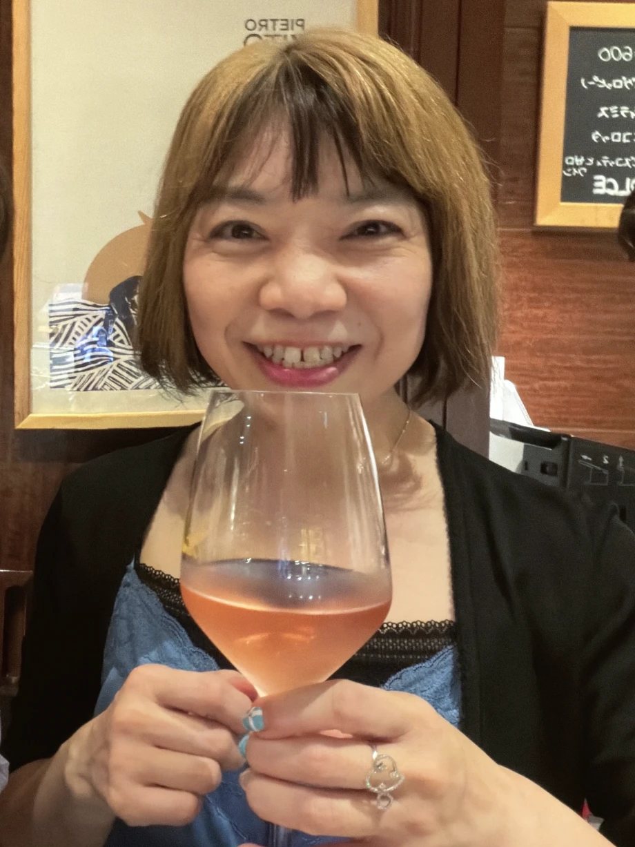 ワイングラスを手に、笑顔のMiho